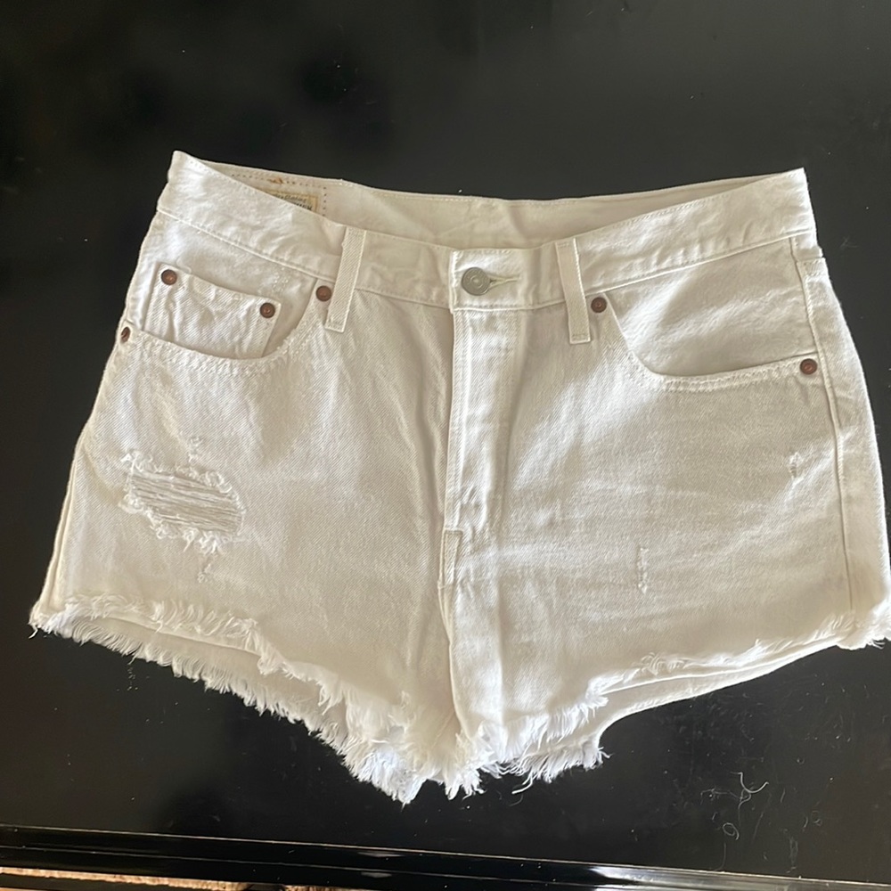 White Levi’s Cut-off shorts
